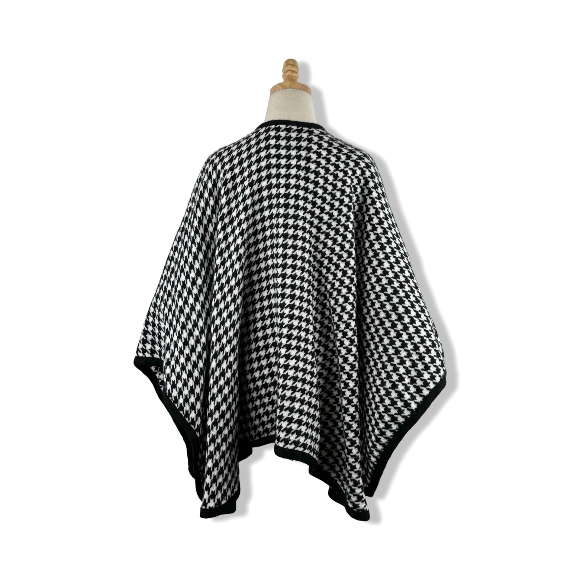 Fraas Houndstooth Ruana