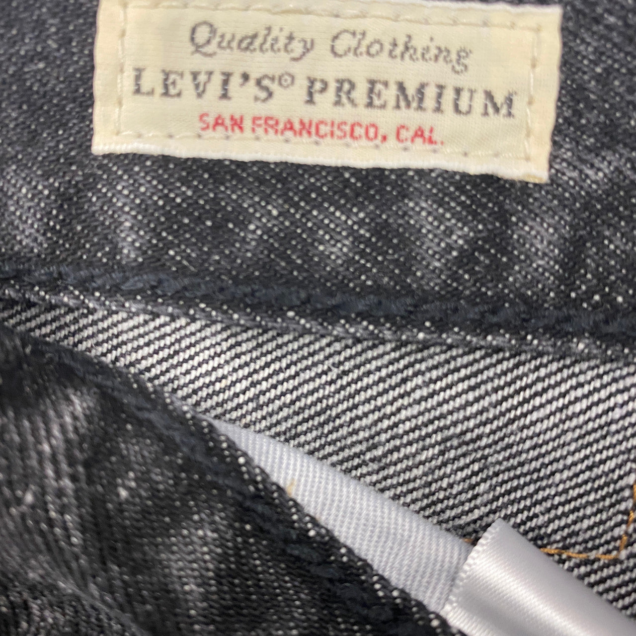 Levi's Stay Loose Cut Off Hem Jeans-Label